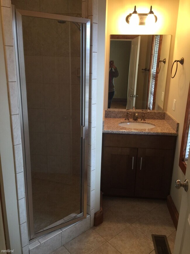Building Photo - 2 br, 2 bath Townhome - 443 McAdoo Ave