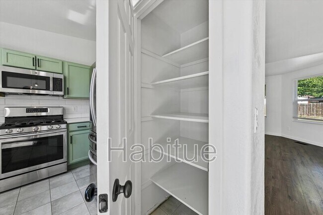 Building Photo - 2041 E Oakridge Ct