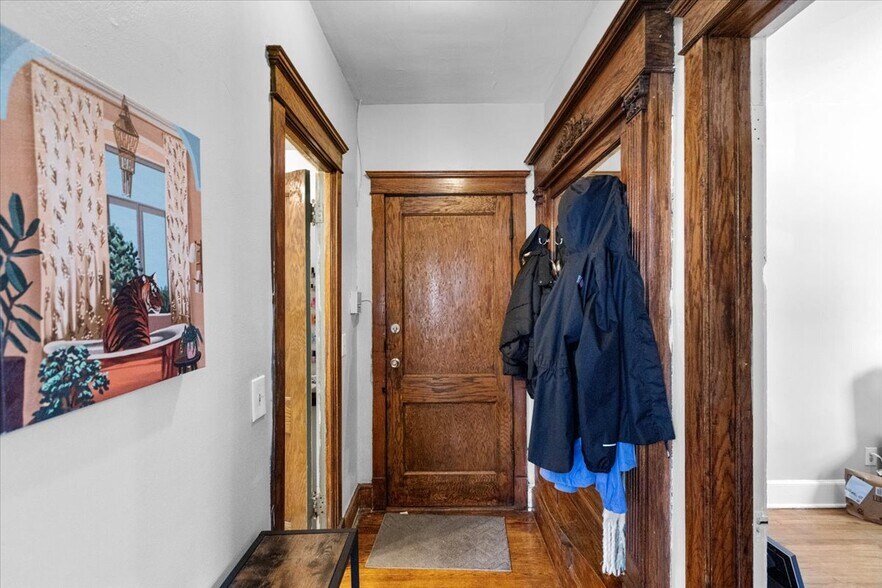 Building Photo - 4000 N Southport Ave