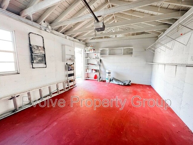 Building Photo - 931 Shine Ave