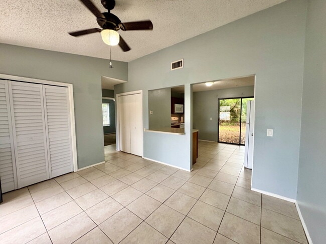 Building Photo - Cozy 2 Bedroom / 1 Bath Duplex North of City