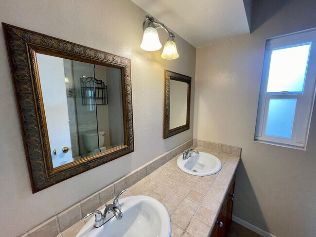 Building Photo - Beautiful 4B/2.5BA House in Oceanside w/ Attached Garage & W/D!