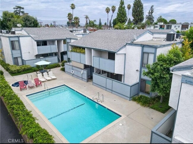 Building Photo - Beautiful Large 2+2, Balcony, Central AC ~...