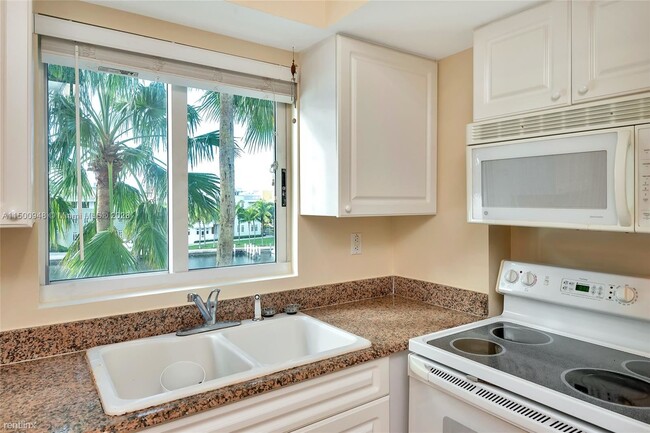 Primary Photo - 3 br, 2 bath House - 5900 Collins Ave Apt 408