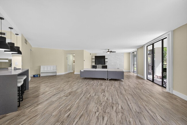 Building Photo - 4770 Fountains Dr S