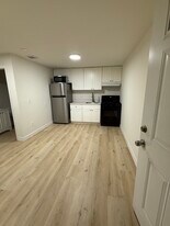 Building Photo - 2504 Vineyard Ave
