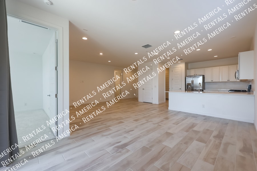 Building Photo - 8907 W Solano Dr
