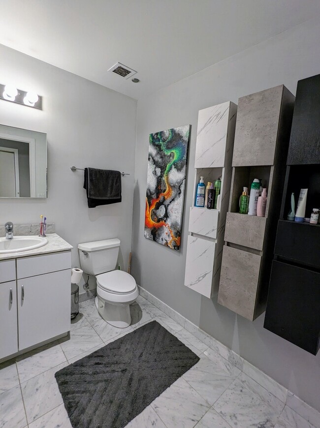 Building Photo - 860 W Blackhawk St