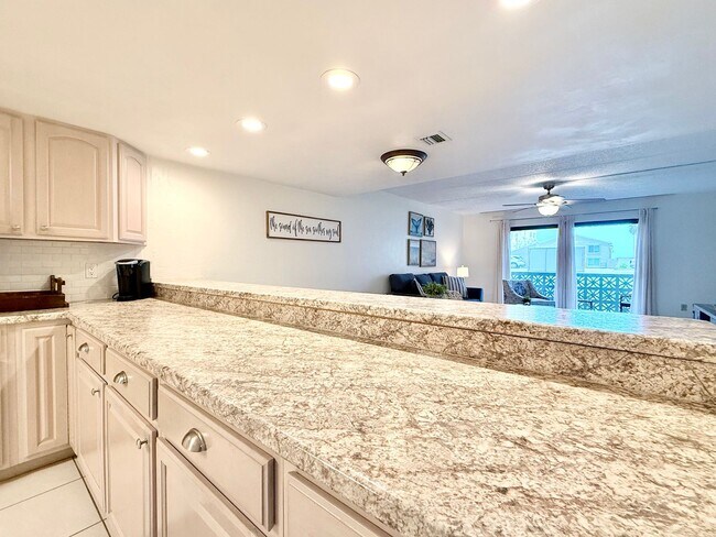 Building Photo - Coastal comfort awaits in this furnished 2Bedrooms / 2Baths condo in Daytona Beach!