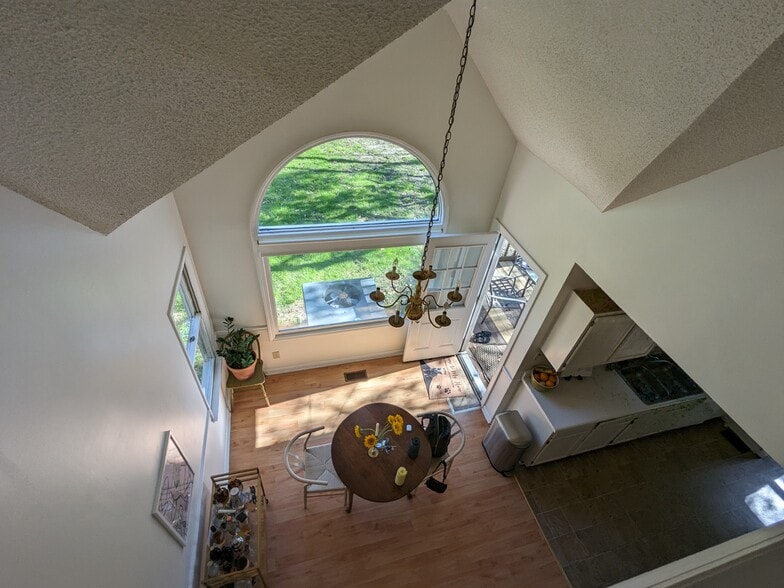 Building Photo - 2107 Stuart Dr