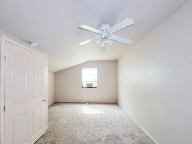Building Photo - This charming home offers 3 bedrooms and 2...