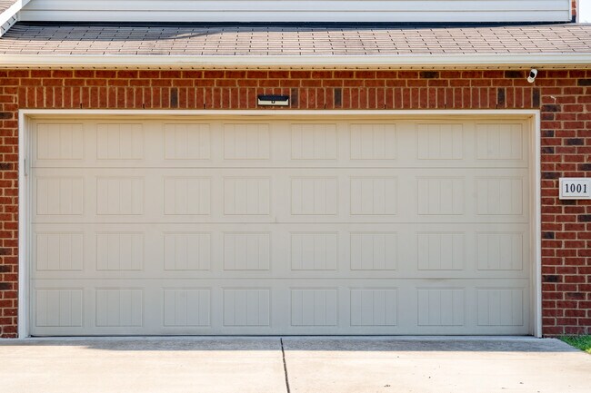 Building Photo - 1001 Benwick Rd