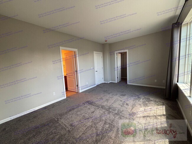 Building Photo - Bright and Spacious Fircrest Townhome in U...