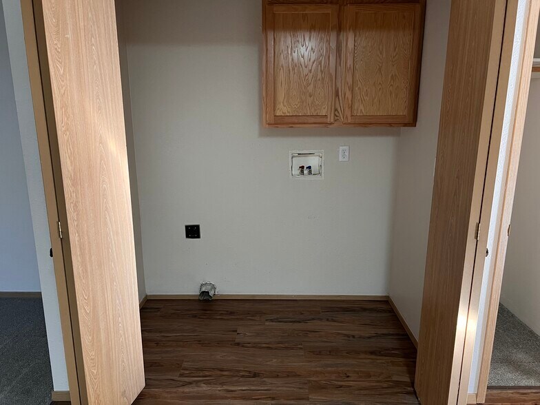 laundry hookups - 5541 Glenridge Way