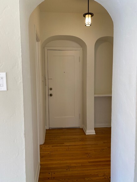 Building Photo - 415 Cloverdale Ave
