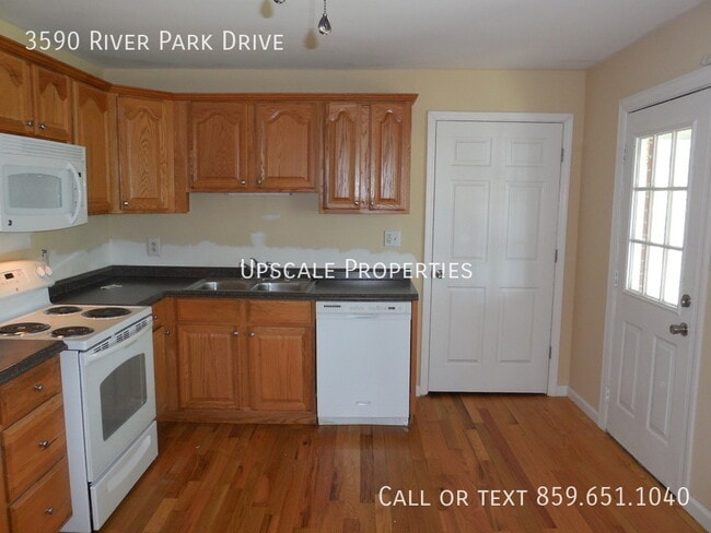 Building Photo - 3590 River Park Dr