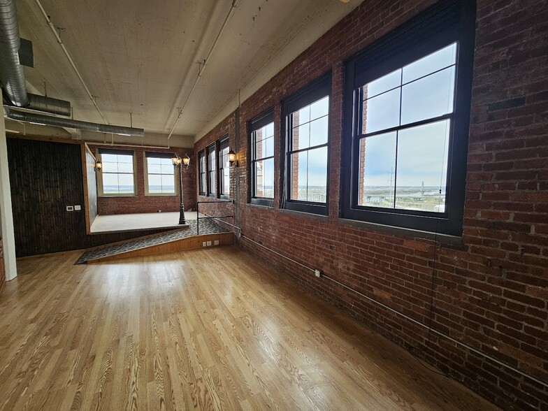 Building Photo - 200 Main St