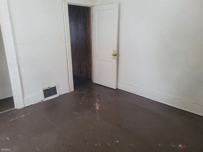 Building Photo - 3 br, 1 bath House - 818 East McClure Avenue
