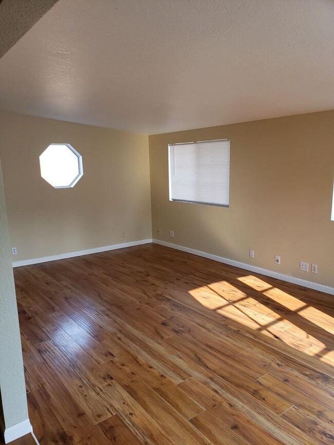 Building Photo - HORSE'S HORSE'S.....GREAT HOUSE WITH LOTS OF LAND AND A BARN