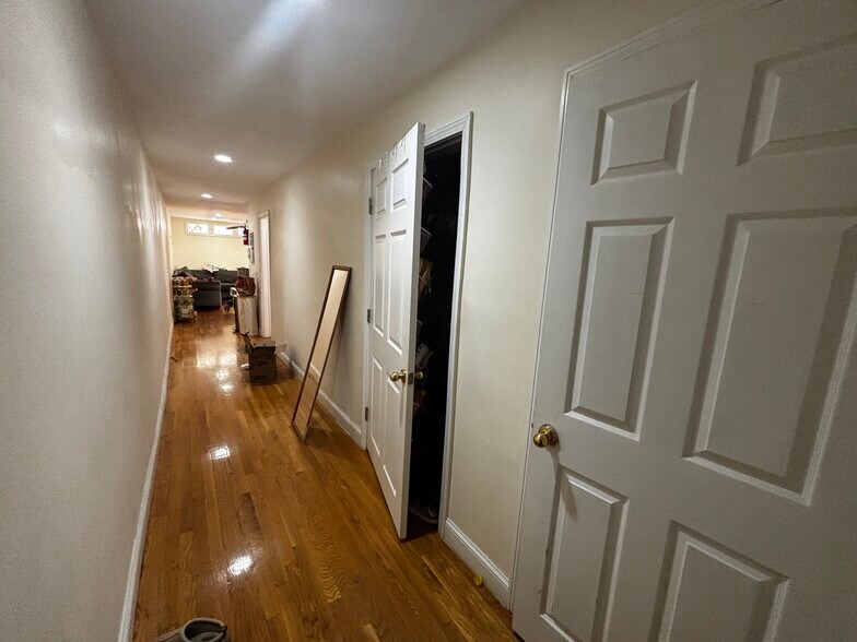 Building Photo - 66 Egmont St