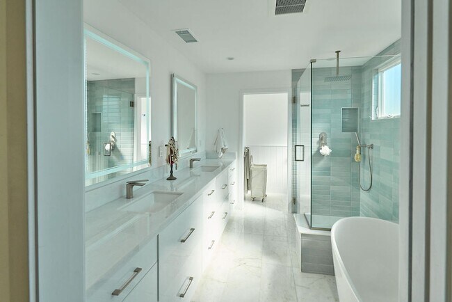 Building Photo - Summer in Style | Furnished 4BD Coronado Home