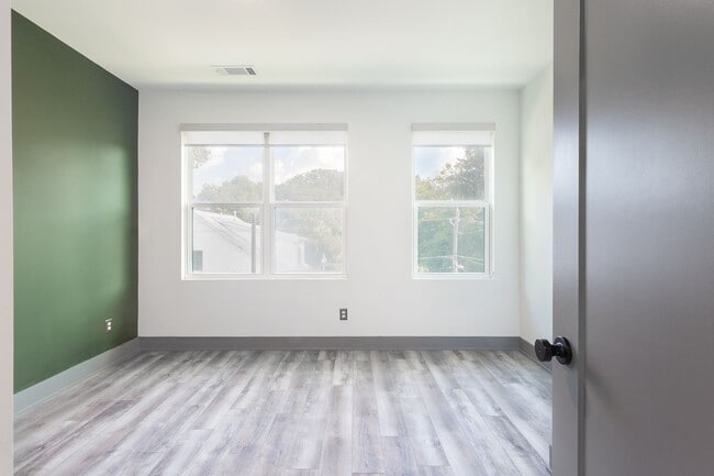 Building Photo - Beautiful 2bd/2.5ba Contemporary Townhome ...