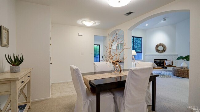 Building Photo - 16 Tudor Ct