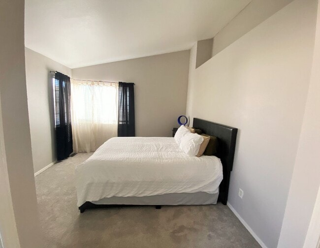 Building Photo - Like New 2 Bedroom Townhome In Louisiana P...