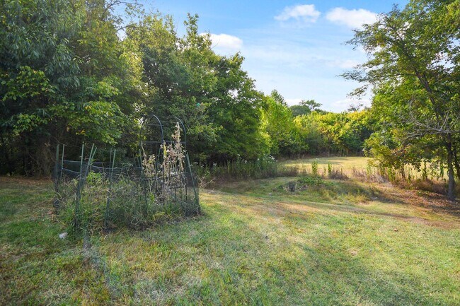 Building Photo - Pet Friendly Four Bedroom!