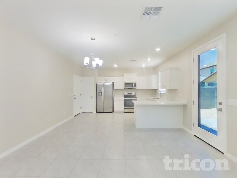 Building Photo - 4548 E Grandview St