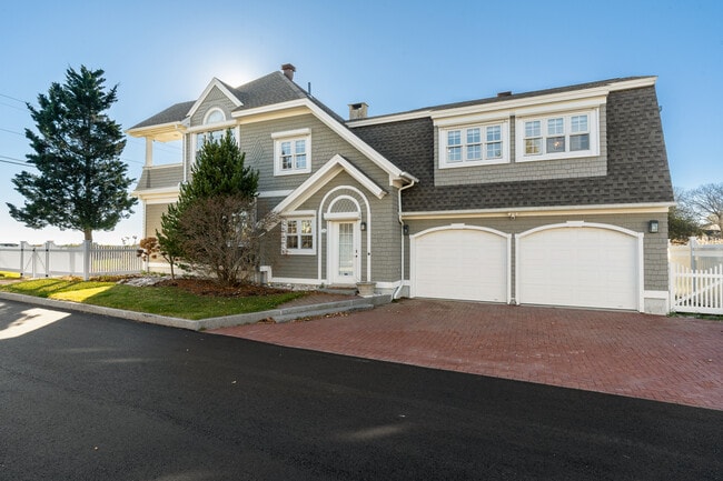 Building Photo - 207 Beach Ave