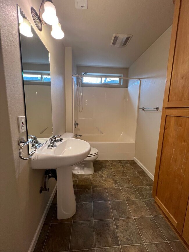 Building Photo - Three bedroom, Two bath home in Ashland.  | Available Now