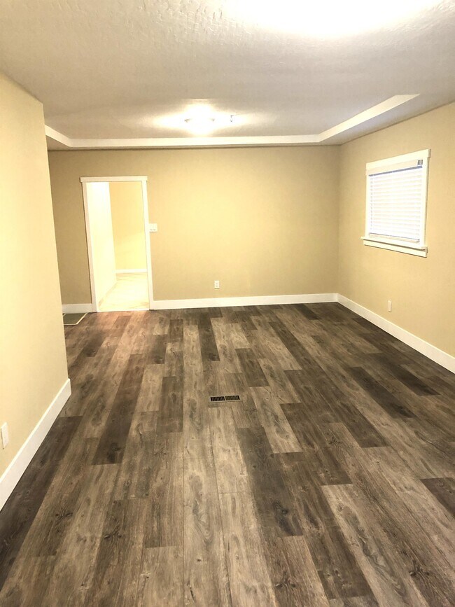 Building Photo - 452 E Santa Clara St