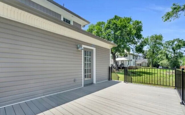 Building Photo - Gorgeous 3/2 Located 1 Block From Downtown Greenville!