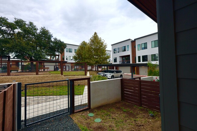 Building Photo - Gorgeous 2 Story Townhome in the Heart of ...