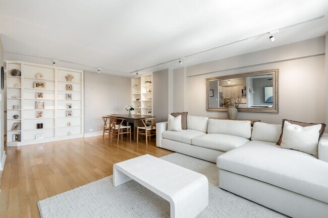 Building Photo - 2909 N Sheridan Rd