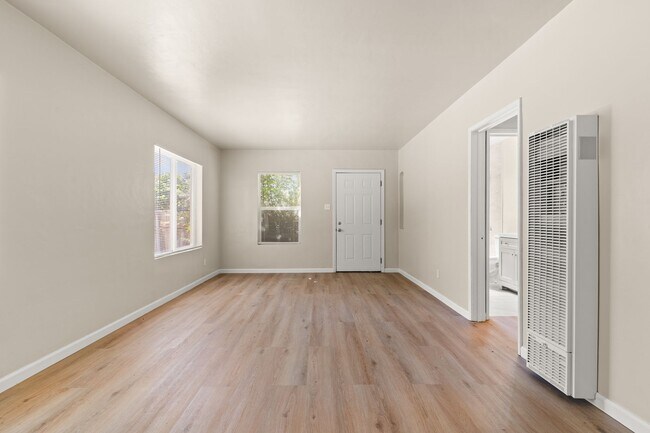Building Photo - Fully Remodeled Oakland 2 Bed w/ Off-Street Parking