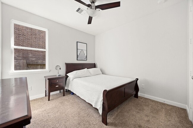 Building Photo - 25819 Oakwood Knoll Dr
