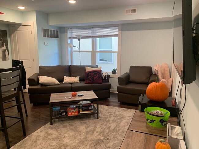 Interior Photo - 1609 Sydenham