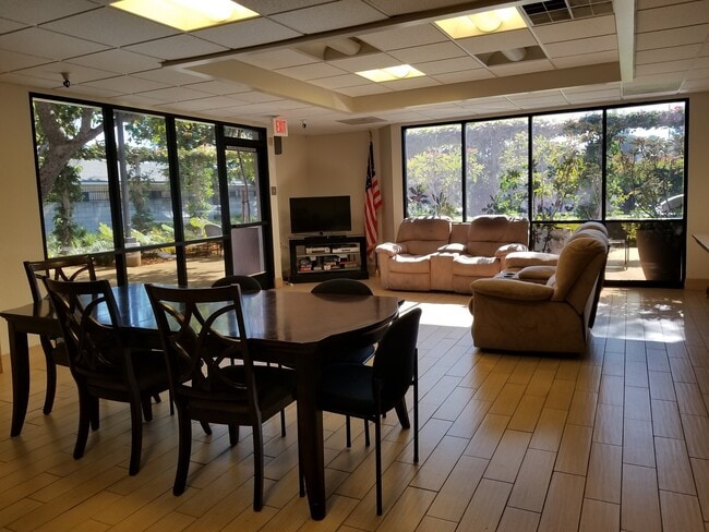 Building Photo - 1401 N Flower St