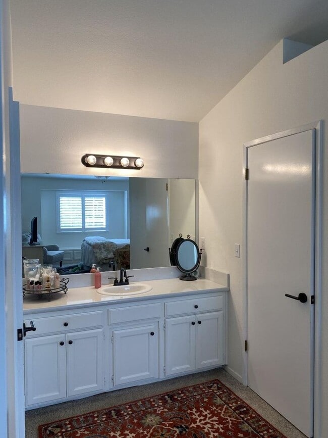Building Photo - For Rent: Beautiful 3 Bed / 2.5 Bath Home ...