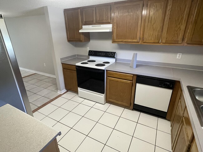 Building Photo - 1805 Whispering Oaks Ln