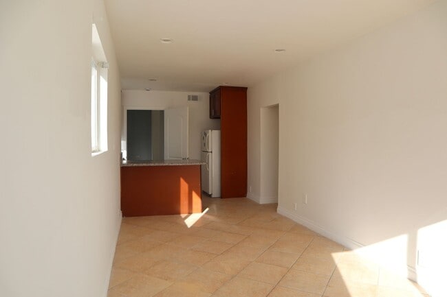 Building Photo - Pico Robertson 1bed1bath Apartment