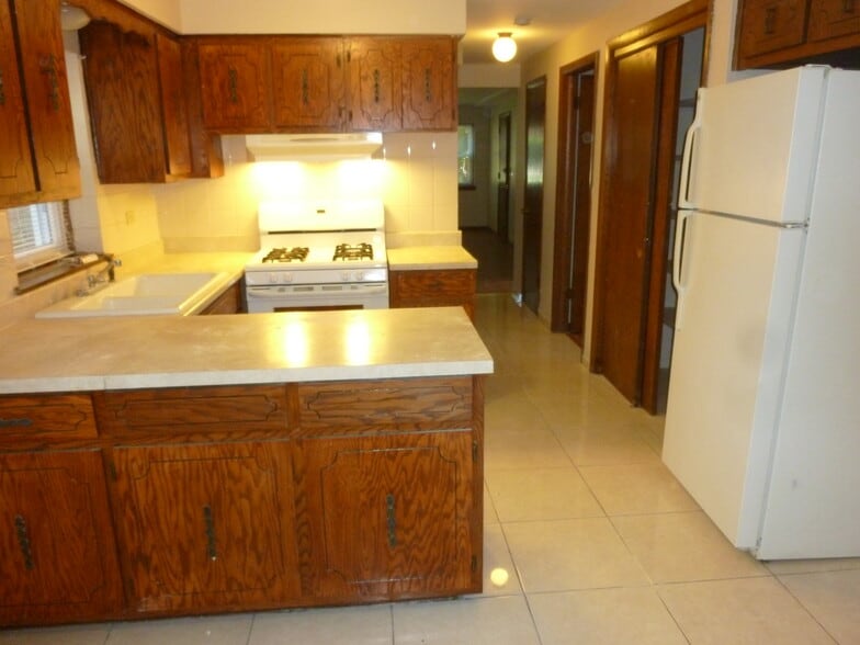 Kitchen and corridor leading to frontroom - 5004 W Montrose Ave