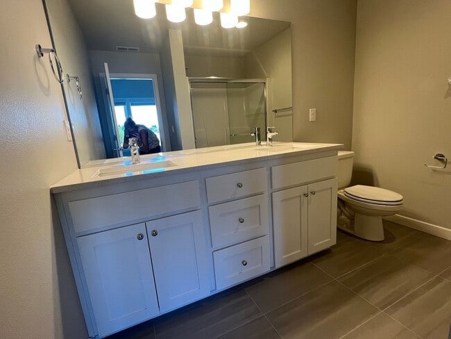 Building Photo - Beautiful, Newer Townhome!  Walking distance to many amenities.