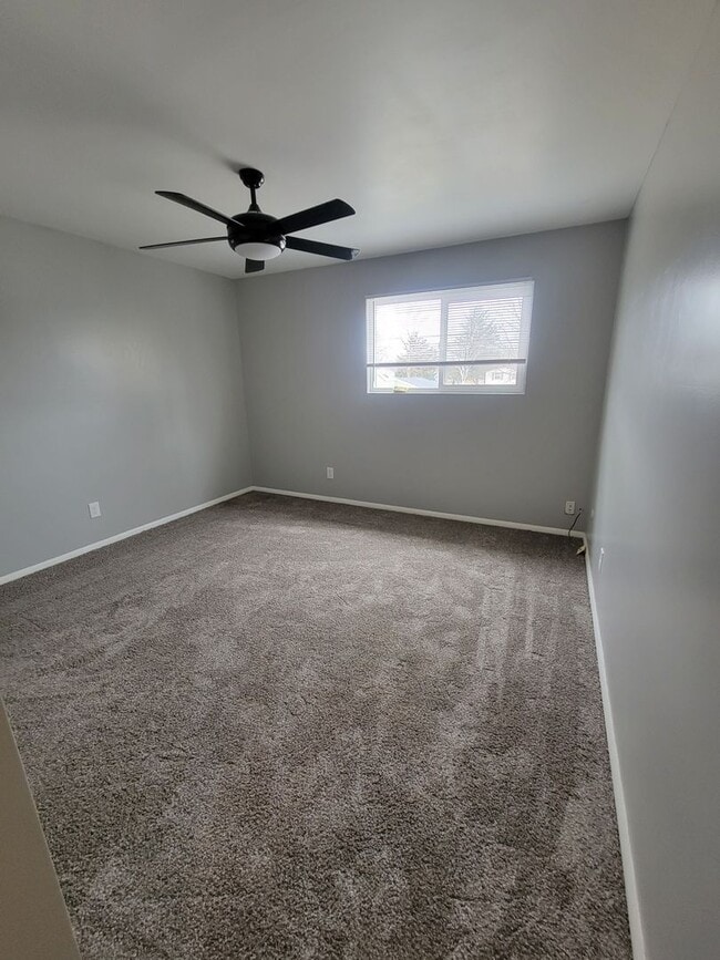 Building Photo - 2bed/1.5bath Condo near Robeson Elementary