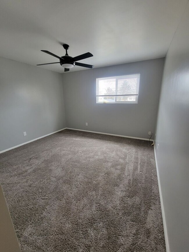 Building Photo - Newly remodeled Kitchen and Baths!