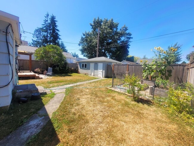 Building Photo - Charming Two Bedroom Home with Beautiful Y...