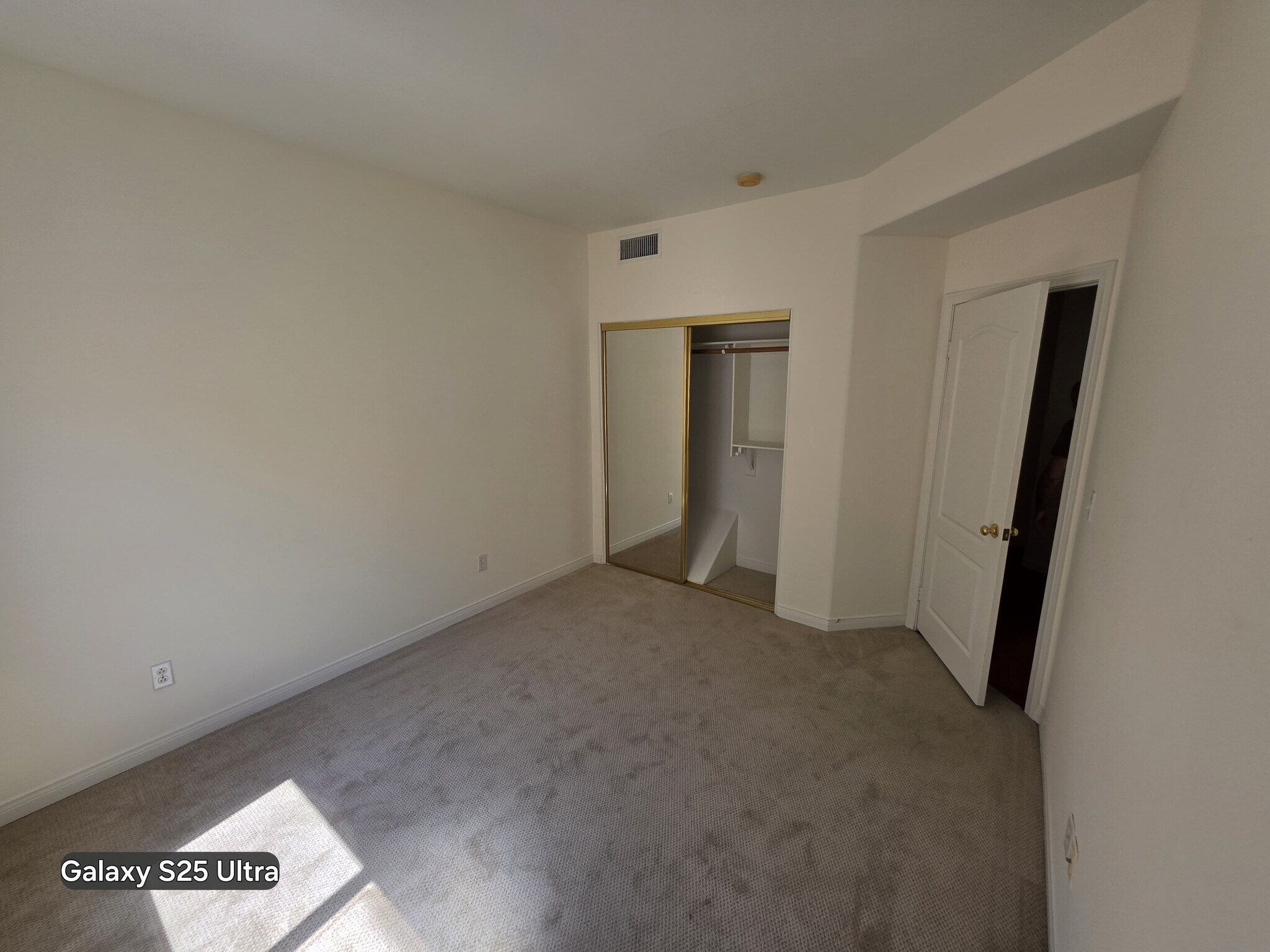 Building Photo - 5242 Vesper Ave