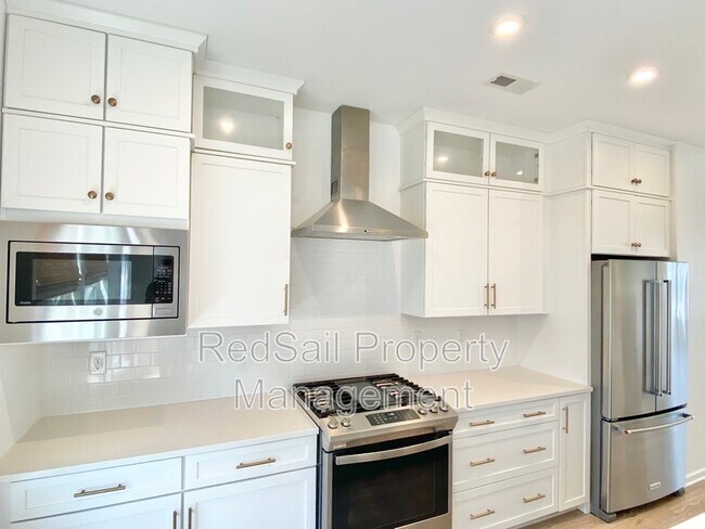 Building Photo - 1575 Green Hill St